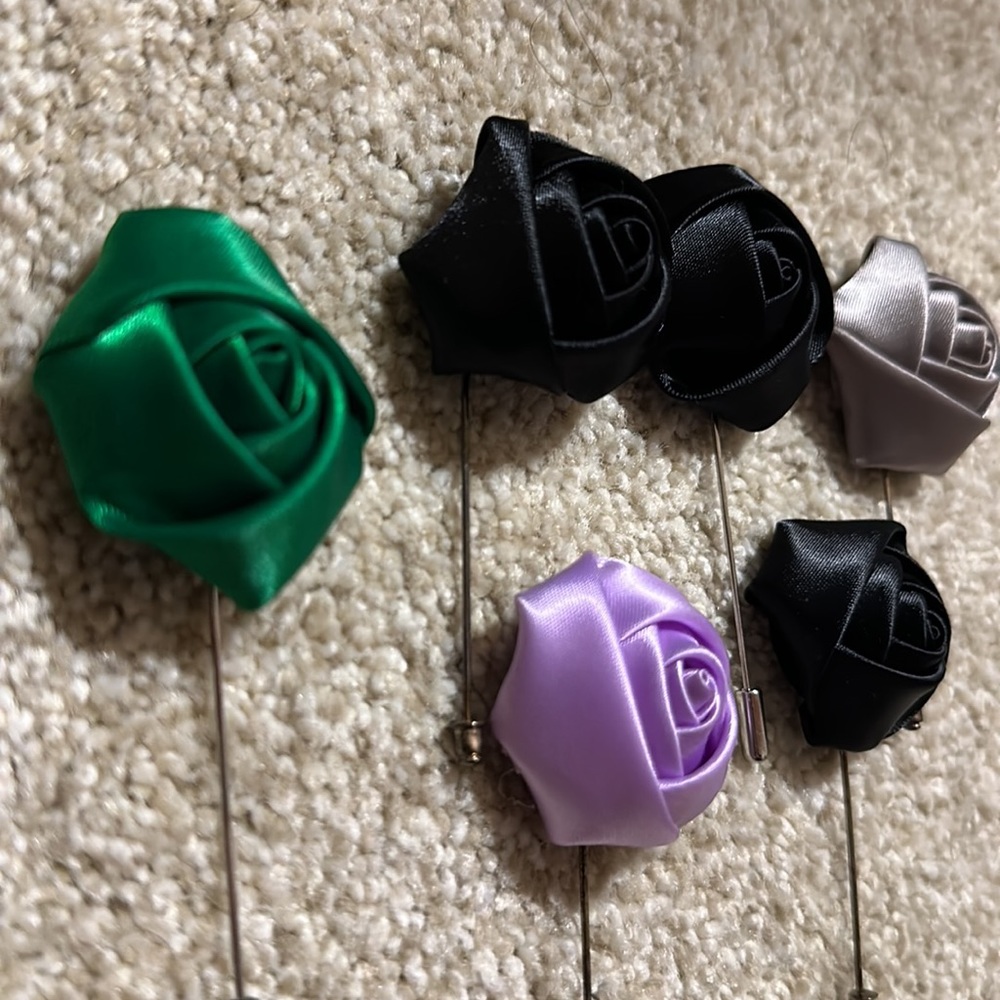 Assorted lapel pins bundle (qty 7)